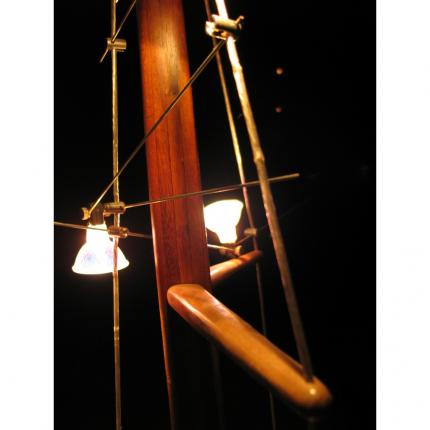 Lampadaire sculpture: spots orientables montés sur un mât de voilier